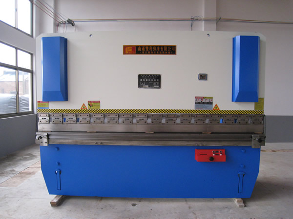 供应优质新款100/3200折弯机