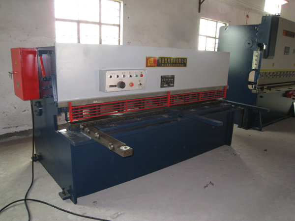 QC12Y-6×2500摆式剪板机