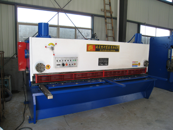 QC11Y-8×3200闸式剪板机