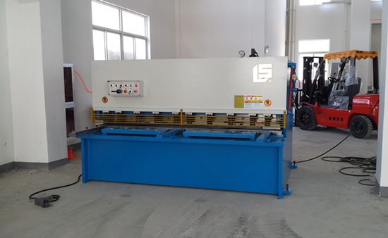 大型液压闸式剪板机