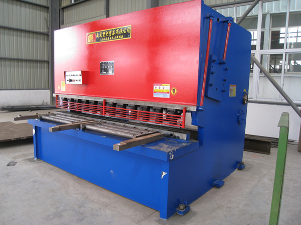 QC12Y-32×2500大型摆式剪板机