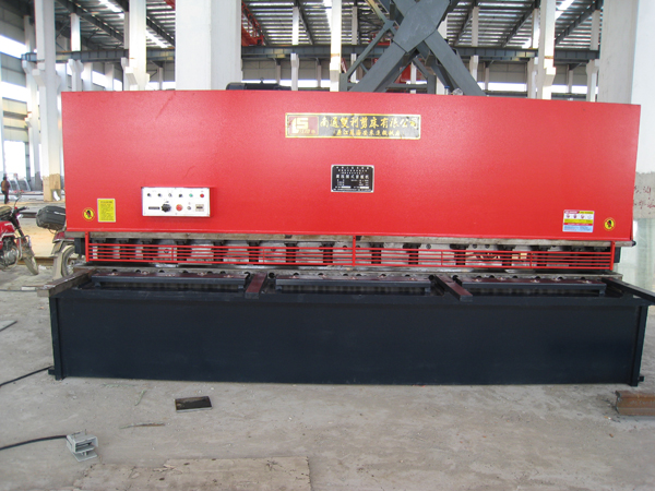 QC12Y液压摆式剪板机